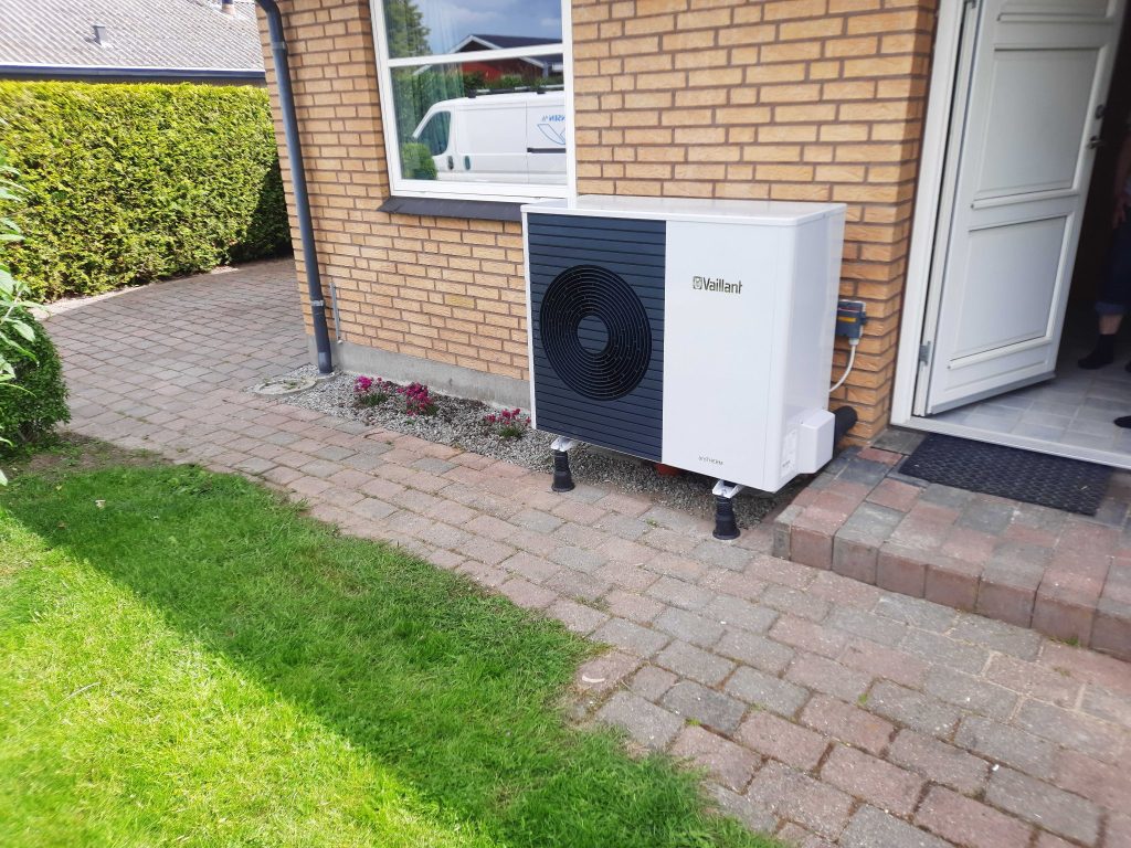 Luft til vand varmepumpe installeret på parcelhus i Slagelse
