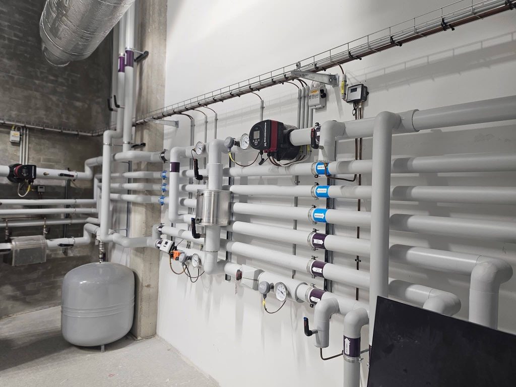 Færdig installeret industrielt fjernvarme anlæg i indkøbscenter